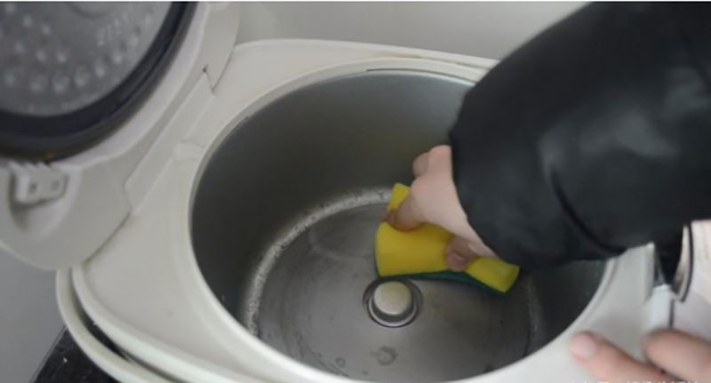 Có thể bạn chưa biết, vệ sinh ở vị trí này của nồi cơm điện sẽ tiết kiệm cả triệu tiền điện mỗi năm